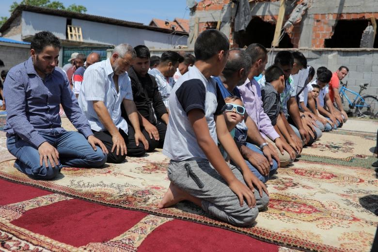 تصاویر | اقامه نماز مسلمانان صربستان مقابل مسجدی که در بلگراد تخریب شد